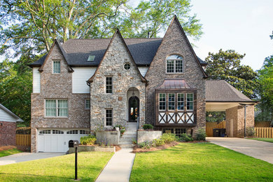 Diseño de fachada de casa gris y gris clásica grande de dos plantas con revestimiento de ladrillo, tejado a dos aguas, tejado de teja de madera y tablilla