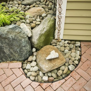 Mittelgroßer Stilmix Garten hinter dem Haus mit Pflasterklinker in Boston