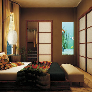 Foto di una camera da letto etnica con pareti marroni