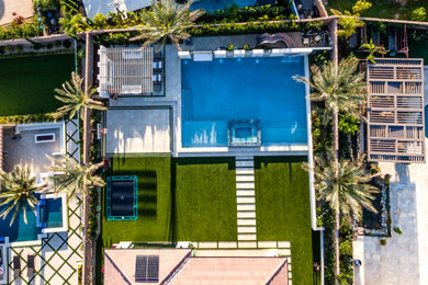 Foto de piscina con tobogán minimalista grande rectangular en patio trasero