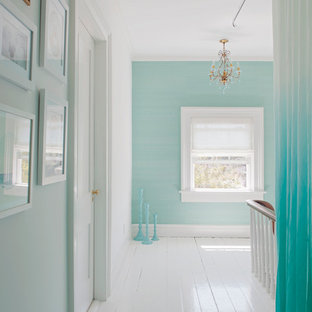 Ispirazione per un ingresso o corridoio shabby-chic style di medie dimensioni con pareti blu, pavimento in legno verniciato e pavimento bianco