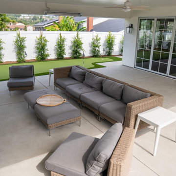 Relaxed Lounge Overlooking the Green