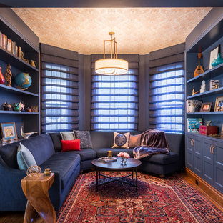 Ispirazione per un piccolo soggiorno boho chic aperto con pareti blu, pavimento in legno massello medio e pavimento marrone