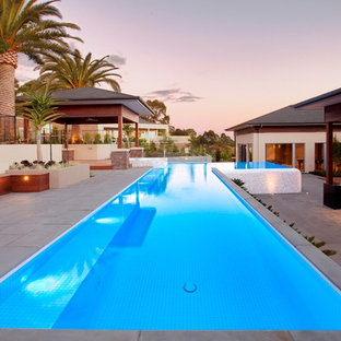 Großer Moderner Pool hinter dem Haus in rechteckiger Form in Melbourne