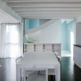 モンペリエの中サイズのビーチスタイルのLDKの画像 (白い壁、暖炉なし)