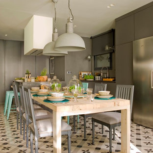 Geschlossenes, Mittelgroßes Stilmix Esszimmer ohne Kamin mit grauer Wandfarbe und Keramikboden in Barcelona