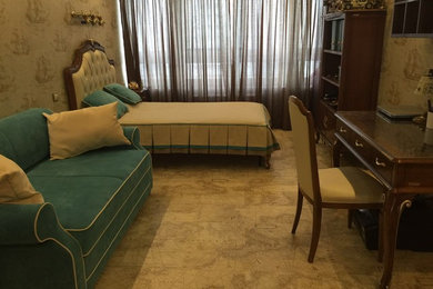 Ejemplo de dormitorio principal tradicional pequeño sin chimenea con paredes beige, suelo laminado y suelo beige