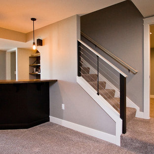 Diseño de sótano en el subsuelo de estilo americano, grande, sin chimenea, con paredes beige, moqueta y suelo beige