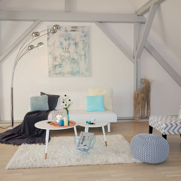 Ganz schön schräge Wohnung wird für den Verkauf gestaged