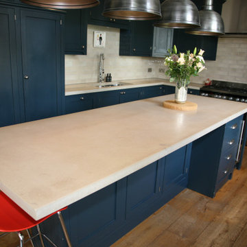 Approved Used Kitchen, Large In Frame Shaker with Bar