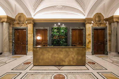 Ispirazione per un ampio ingresso contemporaneo con pareti grigie, pavimento in marmo, pavimento multicolore e soffitto a volta