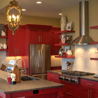 Mittelgroße Klassische Küche in U-Form mit Vorratsschrank, Unterbauwaschbecken, Schrankfronten mit vertiefter Füllung, roten Schränken, Granit-Arbeitsplatte, Küchenrückwand in Weiß, Rückwand aus Mosaikfliesen, Küchengeräten aus Edelstahl, braunem Holzboden und Kücheninsel in Kansas City
