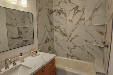Bathroom - bathroom idea in Hawaii