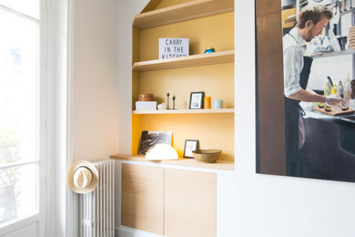 Idées déco pour une grande cuisine contemporaine en L fermée avec un plan de travail en bois, un sol en marbre, îlot, un sol noir et un plan de travail blanc.