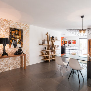 ストラスブールの広いモダンスタイルのLDKの画像 (白い壁、セラミックタイルの床、グレーの床)