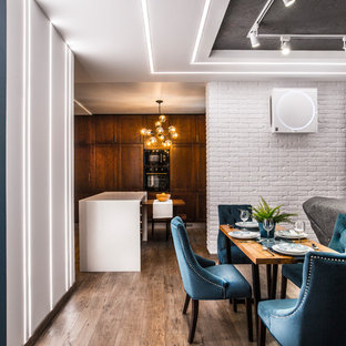 На фото: гостиная-столовая в современном стиле с белыми стенами, паркетным полом среднего тона и коричневым полом с