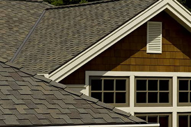 Foto de fachada de casa negra tradicional con tejado a dos aguas y tejado de teja de madera