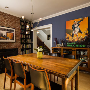 Modernes Esszimmer mit blauer Wandfarbe, braunem Holzboden, Kamin und Kaminsims aus Backstein in New York