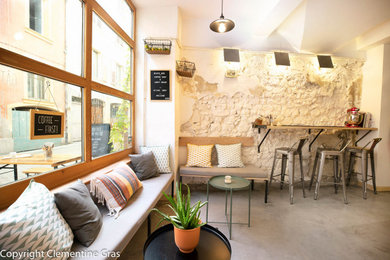 Diseño de bar en casa con barra de bar lineal de tamaño medio con encimera de madera, suelo de cemento y suelo gris