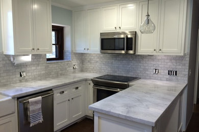 Eat-in kitchen - small traditional u-shaped dark wood floor eat-in kitchen idea in San Diego with a farmhouse sink, shaker cabinets, white cabinets, marble countertops, gray backsplash, subway tile backsplash, stainless steel appliances and a peninsula