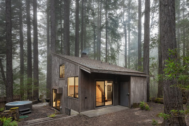 Imagen de fachada de casa moderna pequeña de dos plantas con revestimiento de madera, tejado de un solo tendido y tejado de teja de madera