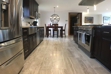 Kitchen - traditional kitchen idea in Toronto