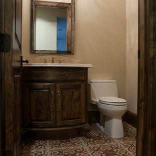 Mediterrane Gästetoilette & Gäste-WC mit Granit-Waschbecken/Waschtisch