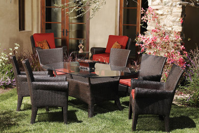 Example of a transitional patio design in San Diego