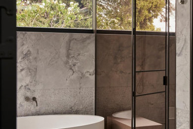 メルボルンにあるラグジュアリーなコンテンポラリースタイルのおしゃれな浴室の写真