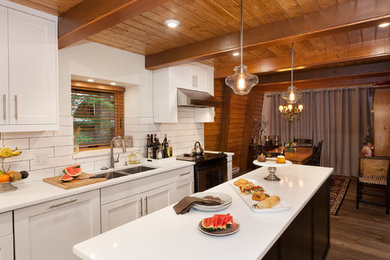 Example of a classic kitchen design in Vancouver