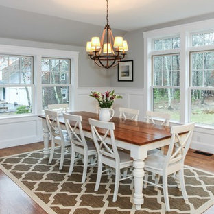 ボストンの巨大なトラディショナルスタイルのLDKの画像 (グレーの壁、無垢フローリング)