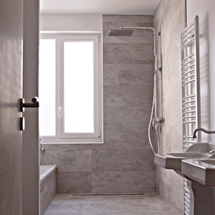 Aménagement d'une petite salle de bain principale contemporaine avec une baignoire encastrée, une douche à l'italienne, un WC séparé, des carreaux de céramique, un mur blanc, un sol en bambou et un lavabo de ferme.