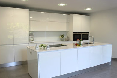 Photo of a contemporary kitchen in Bilbao.