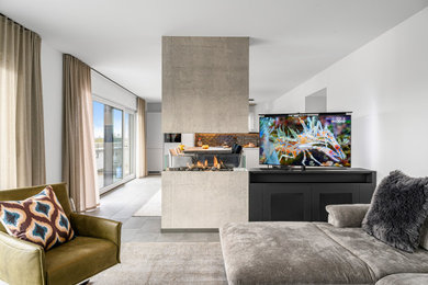 Modernes Wohnzimmer mit Tunnelkamin, Kaminumrandung aus Beton und verstecktem TV in Dortmund