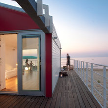 Houzzツアー： 伝統の漁師小屋をリノベーションした、くつろぎともてなしのための小屋