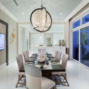 マイアミの大きいコンテンポラリースタイルのおしゃれなダイニングキッチン (ベージュの壁) の写真