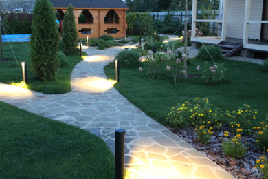 Свежая идея для дизайна: солнечный, летний участок и сад среднего размера на внутреннем дворе в стиле неоклассика (современная классика) с хорошей освещенностью - отличное фото интерьера