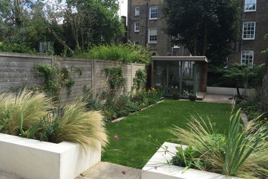 Photo of a contemporary landscaping in London.
