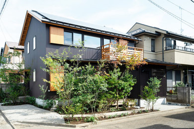 東京都下にある中くらいな和モダンなおしゃれな家の外観 (メタルサイディング) の写真