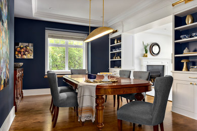 Aménagement d'une salle à manger contemporaine fermée et de taille moyenne avec un mur bleu, un sol en bois brun, un sol marron, un plafond à caissons et du papier peint.