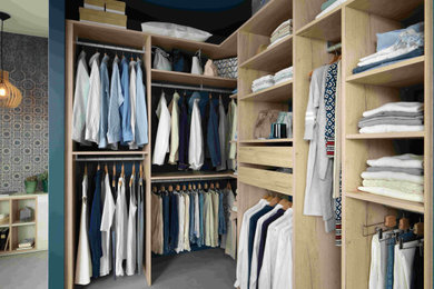 Modernes Ankleidezimmer in Sonstige