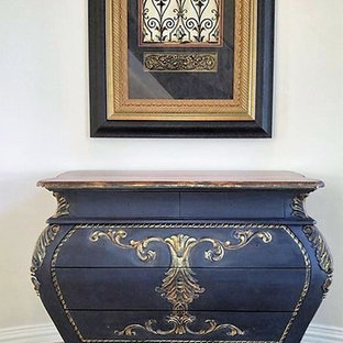 Esempio di un ingresso chic di medie dimensioni con pareti beige, pavimento in travertino, una porta singola e una porta in legno scuro