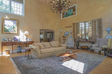 Immagine di un ampio soggiorno tradizionale aperto con pareti beige, parquet chiaro e soffitto a cassettoni