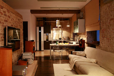 Источник вдохновения для домашнего уюта: открытая гостиная комната среднего размера в стиле лофт с бежевыми стенами, темным паркетным полом и коричневым полом
