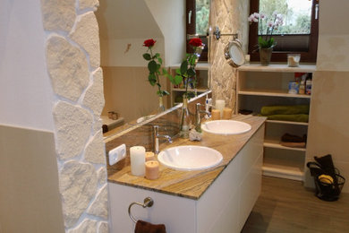 Mediterranes Badezimmer mit Marmor-Waschbecken/Waschtisch in Dortmund