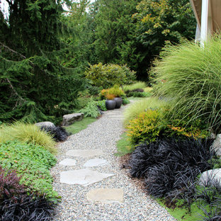 This is an example of a contemporary side yard garden in Seattle with gravel.