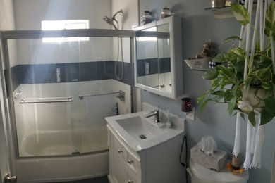 Imagen de cuarto de baño principal y de pie contemporáneo de tamaño medio con todos los estilos de armarios