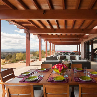 アルバカーキの大きいサンタフェスタイルのおしゃれな裏庭のデッキ (噴水、パーゴラ) の写真