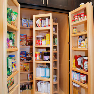 Idée de décoration pour une grande arrière-cuisine parallèle tradition avec un placard à porte shaker, des portes de placard en bois sombre, un sol en carrelage de porcelaine, un plan de travail en granite et un îlot central.