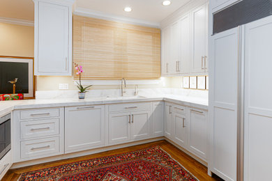 Foto de cocina clásica con armarios estilo shaker, puertas de armario blancas, encimera de mármol, salpicadero de mármol y electrodomésticos de acero inoxidable